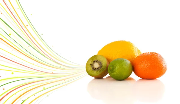 Frutas tropicales saludables con líneas abstractas coloridas —  Fotos de Stock
