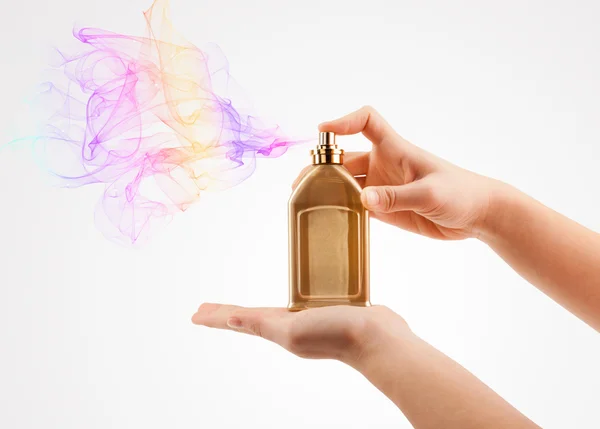 香水を噴霧する女性の手 — ストック写真