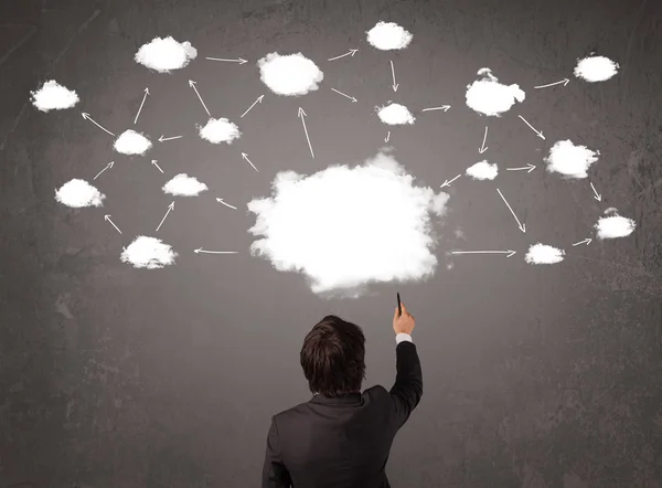 Geschäftsmann sitzt mit Cloud-Technologie über dem Kopf — Stockfoto