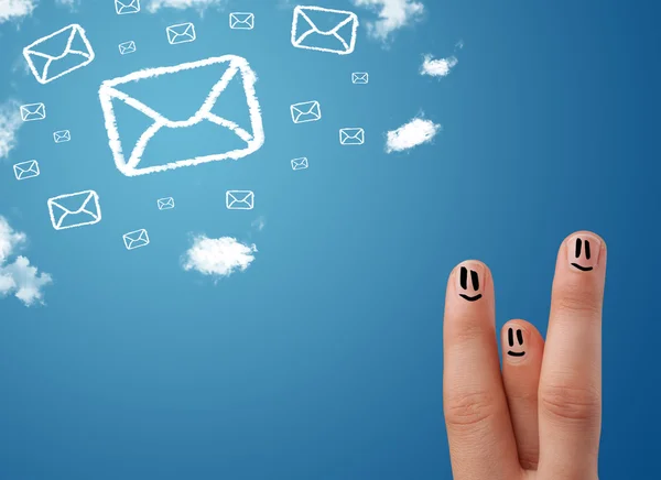 Glückliche Smiley-Finger beim Anblick von Mail-Icons aus Wolken — Stockfoto