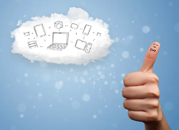 Szczęśliwy smiley palce patrząc na cloud computing z technologii — Zdjęcie stockowe