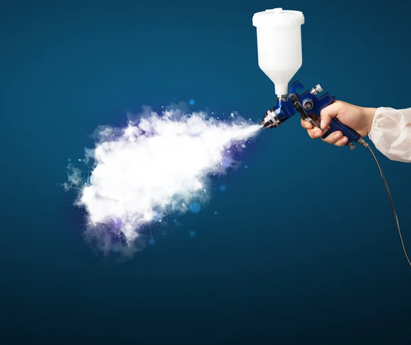 Havalı fırça tabancası ve beyaz sihirli dumanı olan bir boyacı. — Stok fotoğraf
