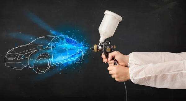 Munkás airbrush pisztollyal festmény kézzel rajzolt autó vonalak — Stock Fotó