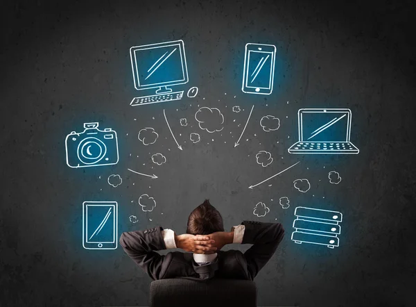 Biznesmen siedząc rysowane ikony multimedialne — Zdjęcie stockowe