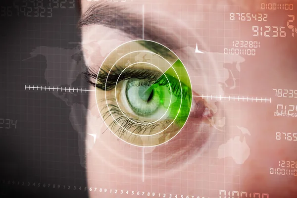 Mulher cibernética com olho alvo militar moderno — Fotografia de Stock
