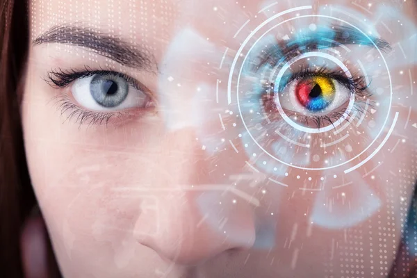 Futura mulher com conceito de painel de olho de tecnologia cibernética — Fotografia de Stock