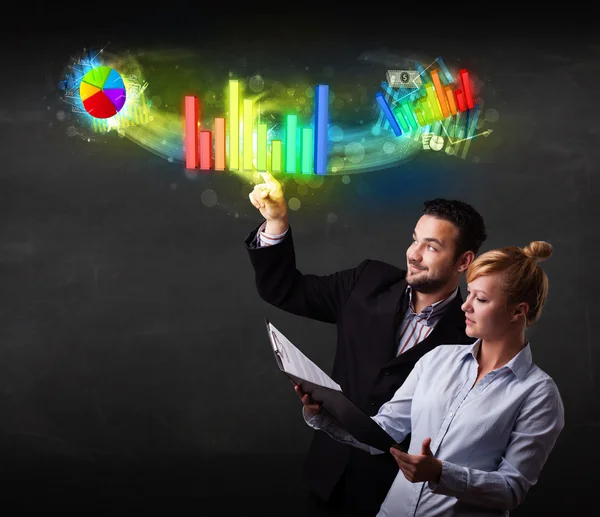 Jovem casal de negócios tocando colorido sistema gráfico moderno conc — Fotografia de Stock