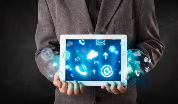 Pessoa segurando um tablet com ícones e símbolos de tecnologia azul — Fotografia de Stock