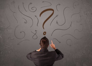 İş adamı soru işareti skecine bakıyor.