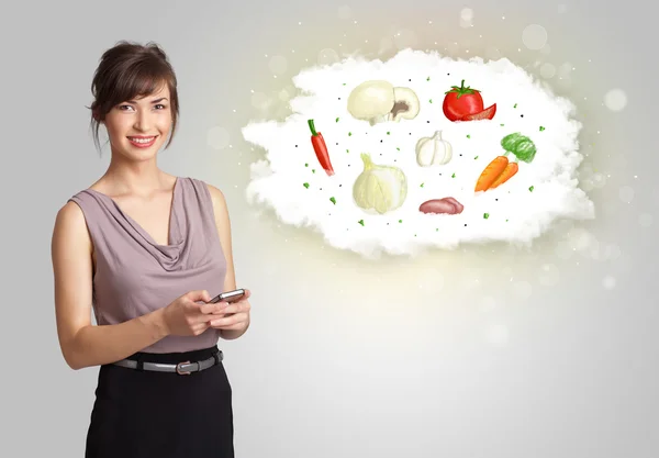 Mujer bonita presentando una nube de vegetales nutritivos saludables — Foto de Stock