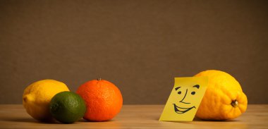 Limonlu narenciye gülümseyerek Not