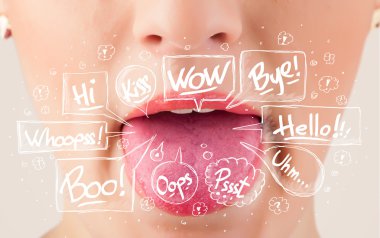 Beyaz baloncuklu güzel kırmızı dudaklar.