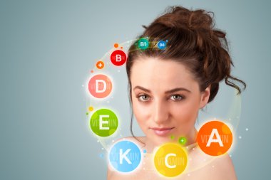 genç ve güzel kız ile renkli vitamin simgeler ve semboller