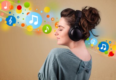 Kulaklıkla müzik dinleyen genç bir kadın. 