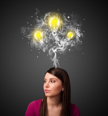 duman ve başının üstünde lightbulbs düşünceli kadınla
