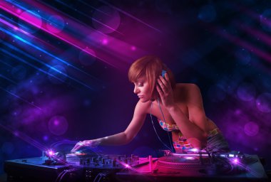 Genç dj turntable renk ışık efektleri ile oynama