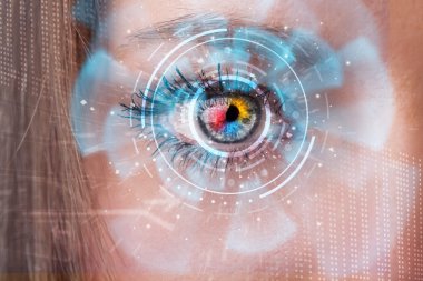 Siber teknoloji göz paneli konsepti ile gelecekteki kadın