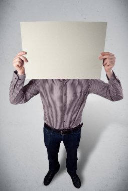 İşadamı elinde fotokopi alanı olan bir kağıt tutuyor.