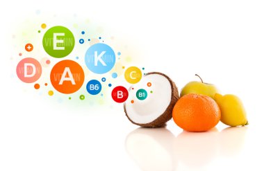 Renkli vitamin sembolleri ve simgeleri olan sağlıklı meyveler