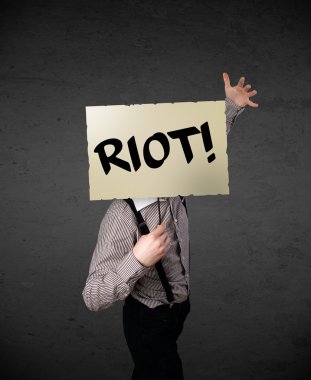 İş adamı protesto işareti tutuyor.