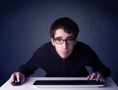 Hacker mavi arkaplanda klavye ile çalışıyor