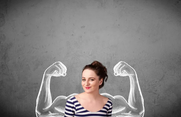 Ung kvinna med starka muskulösa armar — Stockfoto