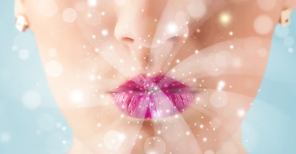 Lábios mulher bonita soprando luzes brancas abstratas — Fotografia de Stock