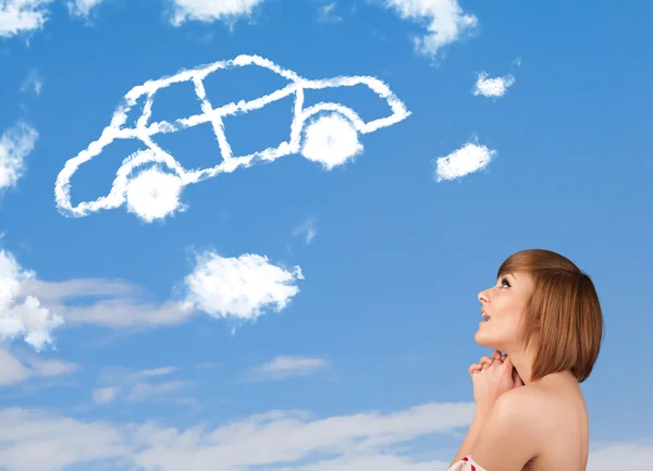 Fiatal lány látszó-on autó felhő a kék ég — Stock Fotó