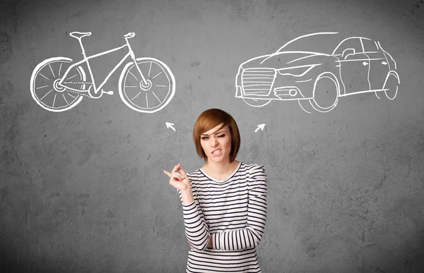 Mujer haciendo una elección entre bicicleta y coche —  Fotos de Stock