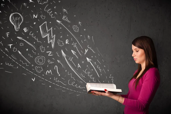 Jonge vrouw die een boek leest — Stockfoto