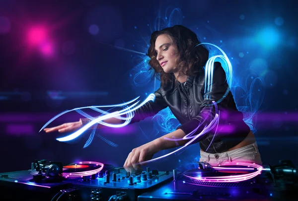 Discjockey spielt Musik mit Elektro-Lichteffekten und Licht — Stockfoto