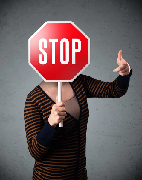Mujer joven sosteniendo una señal de stop —  Fotos de Stock