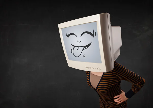 Het dragen van een monitor met een grappige gezicht meisje — Stockfoto