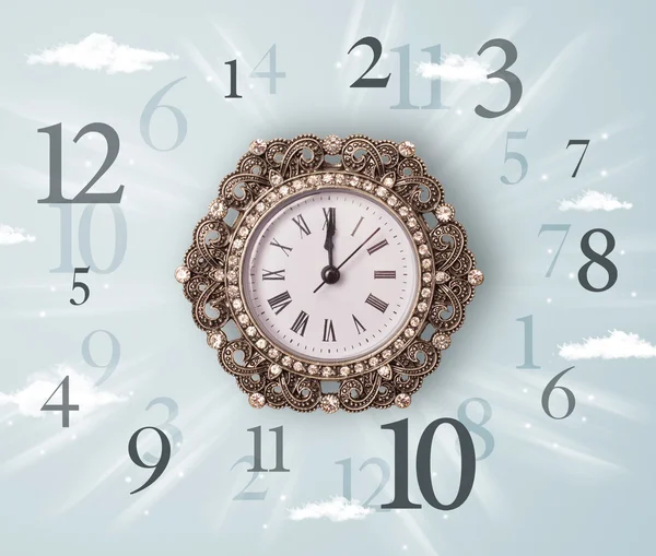 Винтажные часы с цифрами сбоку — стоковое фото