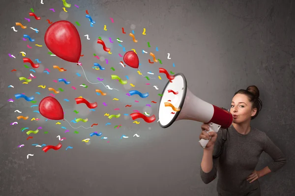 Chica joven divirtiéndose, gritando en megáfono con globos — Foto de Stock