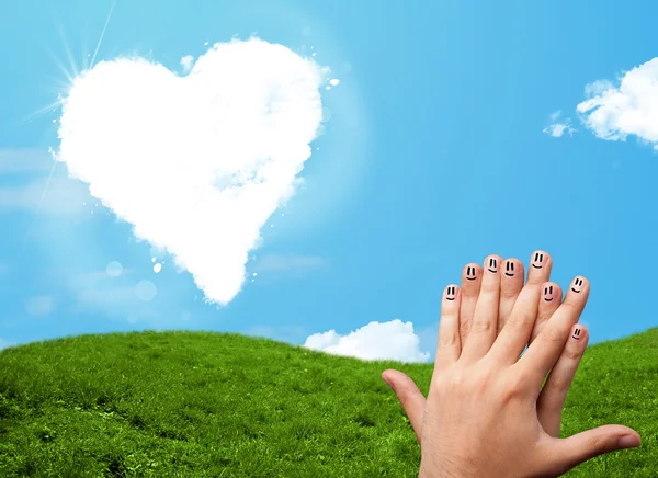 Felice smiley dita guardando nuvola a forma di cuore — Foto Stock