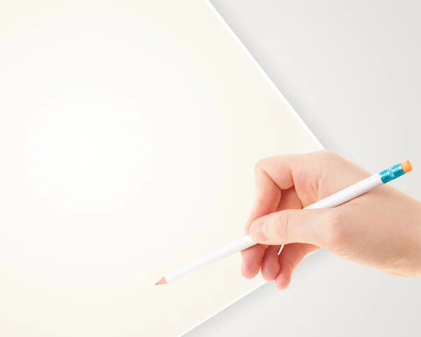 Lidská ruční kresba s tužkou na prázdné papírové šabloně — Stock fotografie