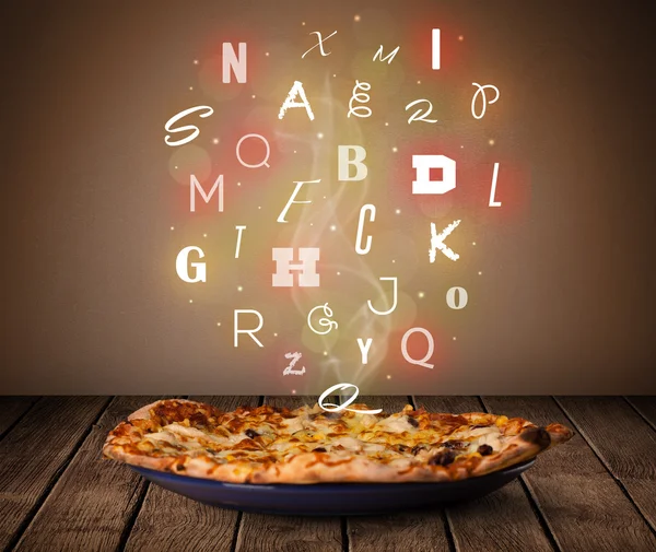 Verse Italiaanse pizza met kleurrijke letters op hout — Stockfoto