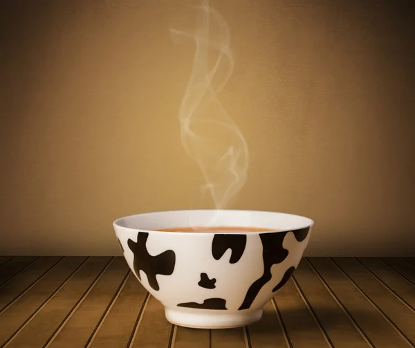 Čerstvé lahodné domácí vařená polévka s párou — Stock fotografie