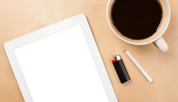 Tablet PC con espacio vacío y una taza de café en un escritorio —  Fotos de Stock