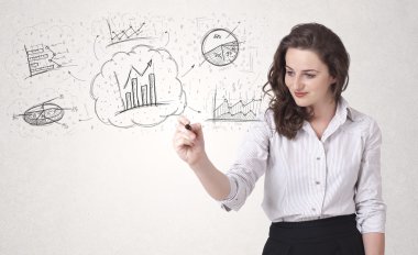 Finansal tablolar ve semboller çizen genç bir bayan.