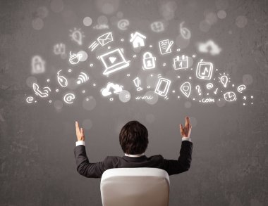 İş adamı modern simgelere ve sembollere bakıyor