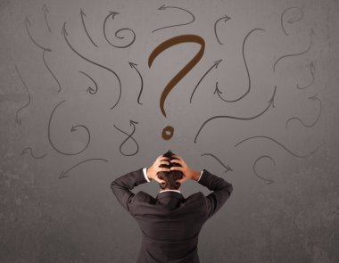 İş adamı soru işareti skecine bakıyor.