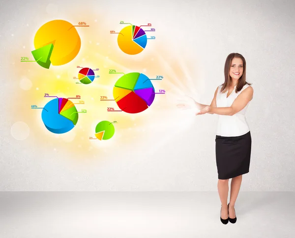 Affärskvinna med färgglada grafer och diagram — Stockfoto
