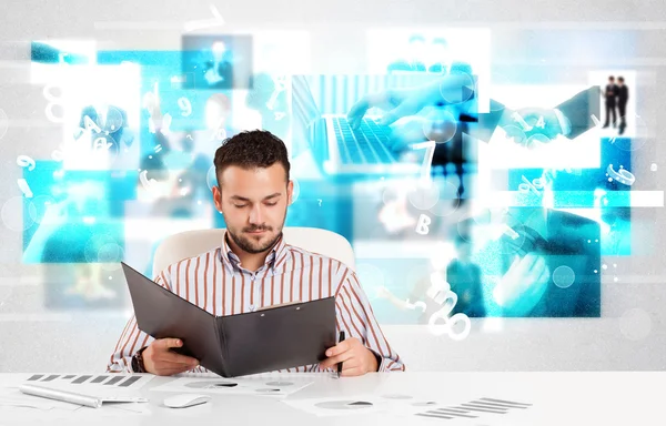 Zakenman aan het bureau met moderne technische beelden op de achtergrond — Stockfoto