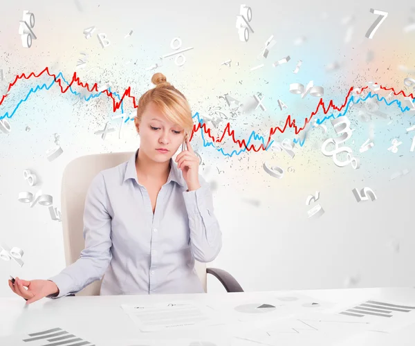 Mujer de negocios sentada a la mesa con gráfico bursátil —  Fotos de Stock