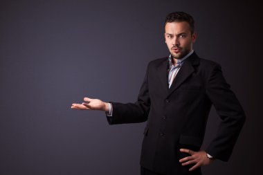 Kopya alanını sunan işadamı