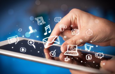 Tablet bilgisayarı üzerinde parmak işareti, sosyal medya kavramı
