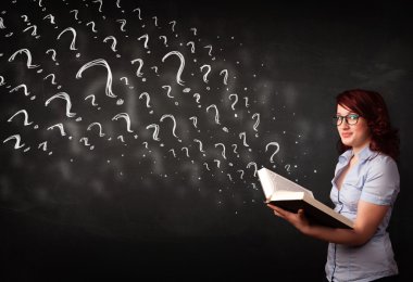 güzel bir kadın üzerinden çıkan soru işareti içeren bir kitap okuma 