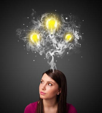 duman ve başının üstünde lightbulbs düşünceli kadınla